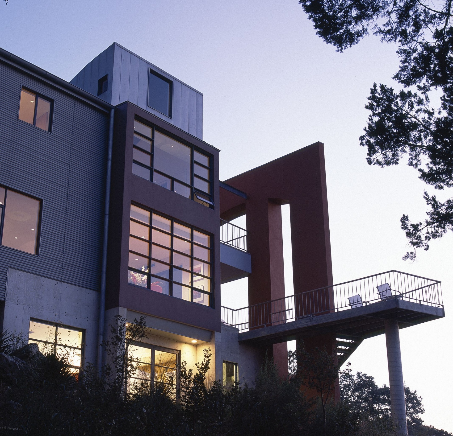 Walls of windows and balconies overlook Lake Travis.